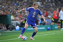 「凄いツーショット」「羨ましい」まさかの同じ飛行機に…W杯戦士と大物女優の“奇跡の遭遇”に反響続々！「推し２人」「素敵すぎる」