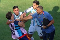 「Ｗ杯全大会から追放せよ！」決勝の大乱闘騒ぎからわずか数日…渦中のパレデスが公式戦出場に意欲と現地報道 「この上ない名誉だった」