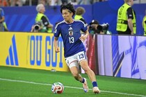 「かっこよすぎ」「魅力的なモデル」日本代表MF、約1000万円“高級EV”と並んだ一枚にファン釘付け！「いろんなとこにいる笑」
