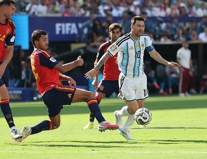 アルゼンチン代表とマドリーのレジェンドが綴るスペインとアルゼンチンの違い「天使のようにプレーし、兵士のように戦う」「一試合の中で何度でも蘇る」【現地発】