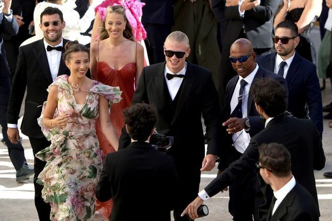 超大物が集結したドンナルンマ結婚式でも“ノルウェーの怪物”が圧倒的な存在感!「太鼓を叩いてVIPたちを先導」「恋人とずっと手を繋いで…」と英紙