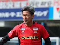 「驚異的な世界記録を更新」「まるで衰えを知らない」59歳カズの“鮮烈ダイレクト弾”に海外メディアも驚嘆！「日本で歴史を刻み続けている」