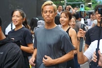 「え？ まじで走ったの？」本田圭佑が原宿～渋谷間をまさかの“ゲリララン”で現場騒然！「クレープ食べてるのかわいすぎ」「足の筋肉スゴ！」