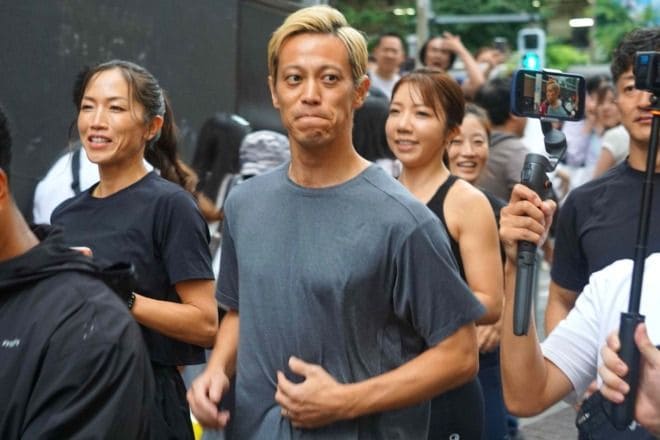 「え？ まじで走ったの？」本田圭佑が原宿～渋谷間をまさかの“ゲリララン”で現場騒然！「クレープ食べてるのかわいすぎ」「足の筋肉スゴ！」