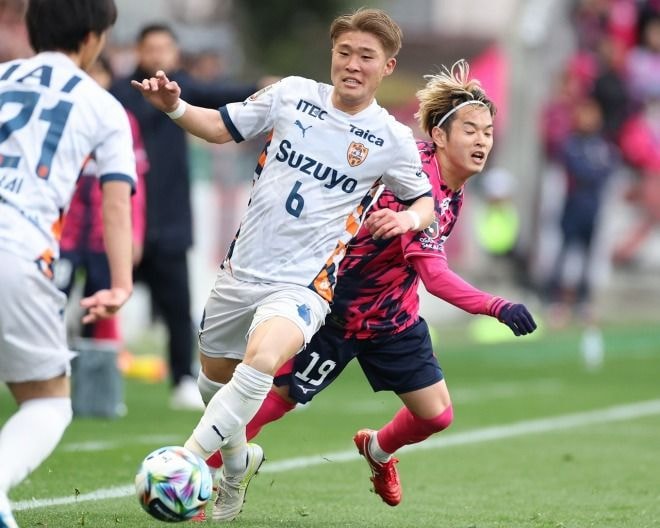 ついに！ 今夏ドイツ移籍の22歳日本人MFが全体練習に初合流！ 指揮官は満足げ「すべてが非常にスムーズだった」
