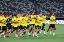 ドルトムント、国立で前日練習を実施！ 実戦を意識したメニューも…山本天翔やドイツ代表戦士登場で黄色に染まったスタンド沸く