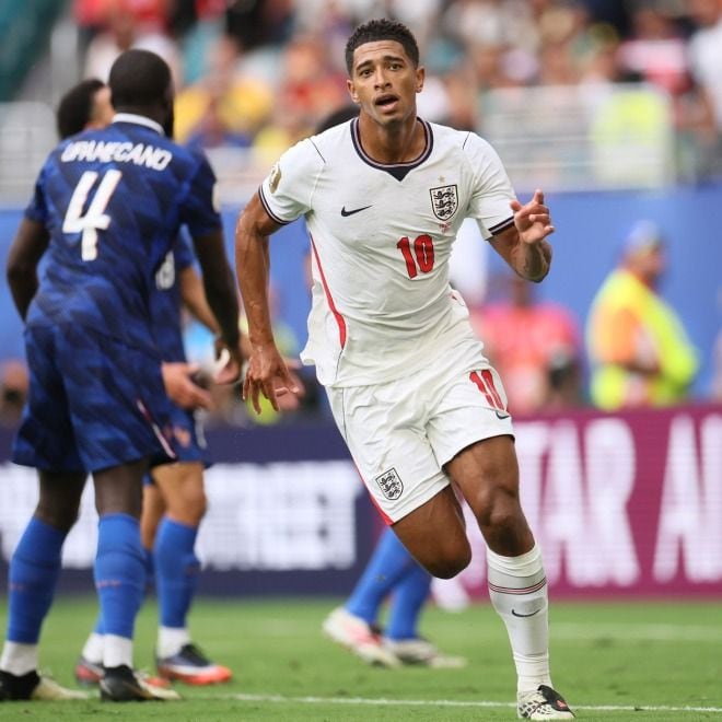 「超ハンサムです」W杯で一躍ブレイクしたベリンガムの“ハワイ満喫ぶり”が話題!「プロのモデルかと思った」「美しい彼女はどこ?」