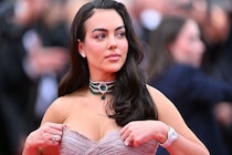 「ミス・ダイナマイト！」Ｃ・ロナウドの美人婚約者が放った“ド迫力バカンス”姿にファン衝撃 「綺麗すぎるわ」「まさかの島ごと貸し切り？」