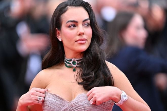 「ミス・ダイナマイト！」Ｃ・ロナウドの美人婚約者が放った“ド迫力バカンス”姿にファン衝撃 「綺麗すぎるわ」「まさかの島ごと貸し切り？」