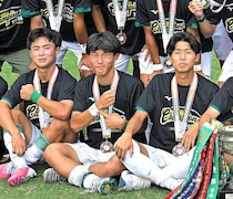 静岡学園の全選手が巻いたテービング。そこに込められた意味――主将も離脱。幼い頃から共に戦ってきたCBが提案をした【インハイ初優勝の舞台裏】