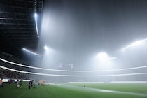 思わぬアクシデント…日本ツアー中のドルトムントとFC東京のプレシーズンマッチが一時中断。大雨＆スタジアム周辺で落雷警報