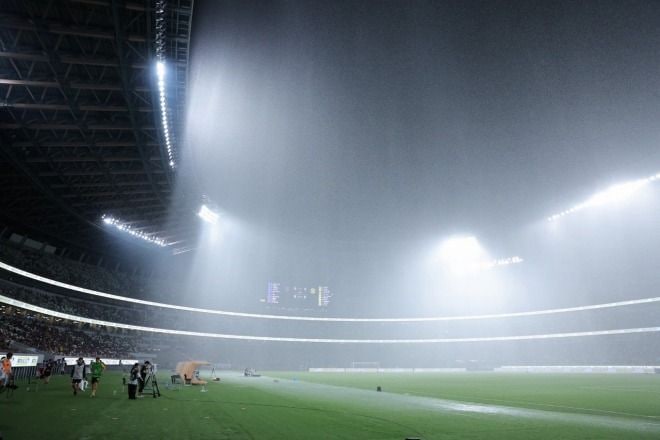 思わぬアクシデント…日本ツアー中のドルトムントとFC東京のプレシーズンマッチが一時中断。大雨＆スタジアム周辺で落雷警報