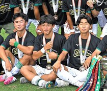 静岡学園の全選手が巻いたテーピング。そこに込められた意味――主将も離脱。幼い頃から共に戦ってきたCBが提案をした【インハイ初優勝の舞台裏】