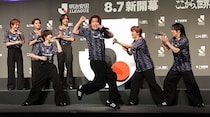Travis JapanがJリーグ特別アンバサダーに就任！サプライズにメンバー全員が大喜び！全力ゴールパフォーマンスも披露