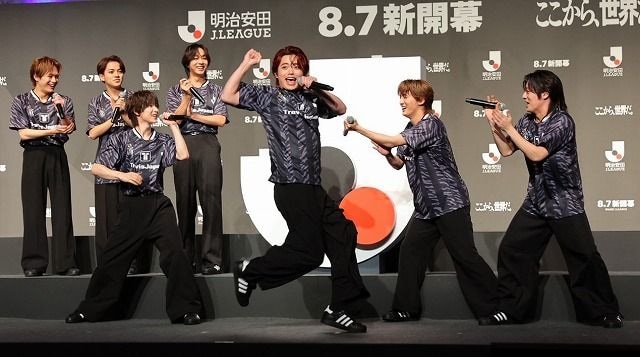Travis JapanがJリーグ特別アンバサダーに就任!サプライズにメンバー全員が大喜び!全力ゴールパフォーマンスも披露