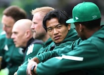 旗手怜央の居場所なし？ 開幕戦で出番は訪れず…一方、日本でお馴染みの左SBが輝く。74歳監督の信頼絶大「セルティックそのものだ」