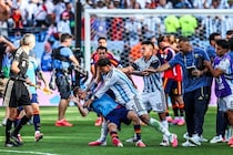 「再び最悪の一面を見せた」「完全に常軌を逸している」W杯決勝から２週間、アルゼンチンMFがまた衝撃行動。倒れた相手に至近距離から…