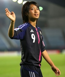 「33歳には見えない！」誕生日を報告した元なでしこMFの“ナチュラルビューティー”に脚光「綺麗な顔立ち」「笑顔が23歳の頃と変わらない」
