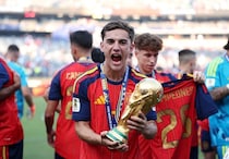 「ウソだろ！」「もはや誰だか分からない」まさか！W杯決勝で“殴られた”スペイン代表MF、“衝撃のイメチェン”が世界的大反響！「笑い転げた」「クレイジーすぎるだろ」