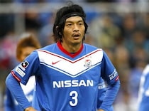 松田直樹さんが亡くなって15年…横浜FMの選手全員が３番を背負って登場。スタンドには「ミスターマリノスこれまでもこれからも共に」