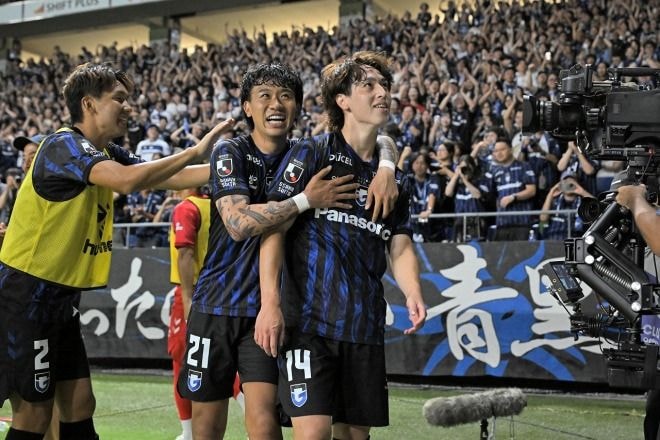 逆転、逆転、また逆転…開幕戦は壮絶な撃ち合い! G大阪が1人少ない浦和との乱打戦を4-3で制す!