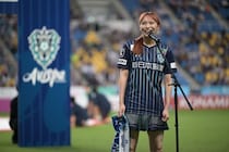 「大朗報きたー」「可愛すぎてかわいい」J１クラブで10年目、“勝利の女神”就任に「すごすぎる笑」「ユニめちゃくちゃ似合う」の声