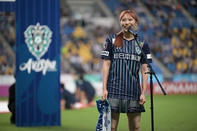 「大朗報きたー」「可愛すぎてかわいい」J1クラブで10年目、“勝利の女神”就任に「すごすぎる笑」「ユニめちゃくちゃ似合う」の声
