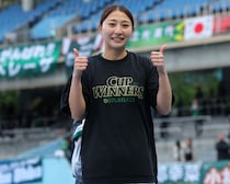 「女優さんかと思った」WEリーガー塩越柚歩の“ディズニー満喫”オフショットに反響！「めちゃくちゃ素敵です！」「すごく楽しそう」
