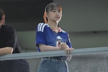 「溢れ出る彼女感」「可愛すぎる！」サッカー好き元人気アイドル、J開幕戦の自然体な“観戦ショット”が話題！「ホントに好きなんだな」