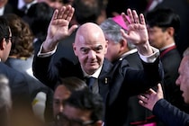 「とんでもない暴露だな」非難集中のFIFA会長を突如襲った“愛人スキャンダル”に海外沸騰！「名声は地に堕ちた」「タイミングが絶妙すぎないか」