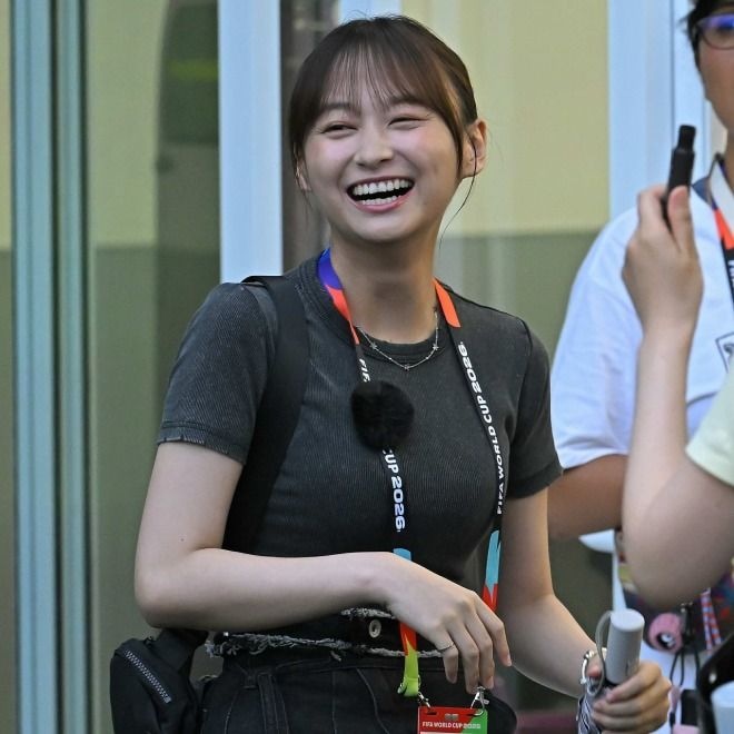 「何だこの可愛い人」「AIじゃなくてマジなのか」元日向坂46女優がJ観戦でまさかの姿! スタンドでの“行動”にファン騒然「危険なテンション」
