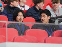 「リバプール史上最高の日本人選手２人」アンフィールドで再会。サムライ戦士の“胸熱”２ショットに脚光「感慨深い...」「すごいな日本って改めて思う」
