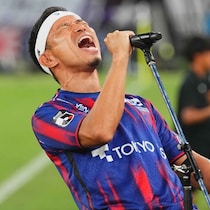 「試合に出なくても味スタを支配」"究極のエンターテイナー"長友佑都が見せつけた圧倒的な熱量