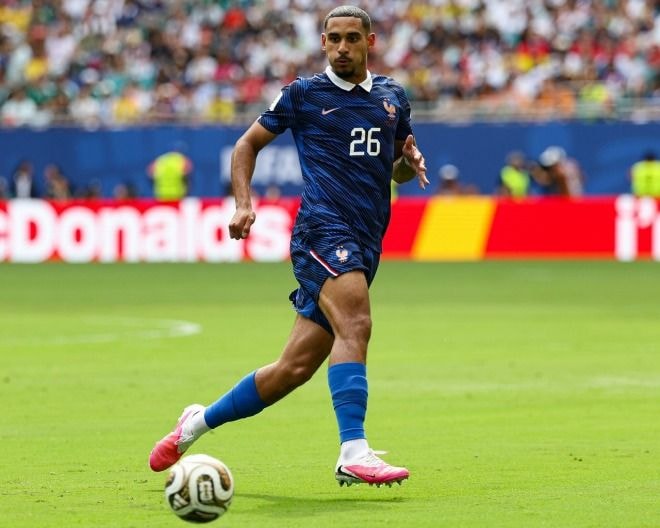 「来日してるの!?」「堪能しているね」北中米W杯に出場のフランス代表戦士が日本に!? オフショットに脚光「ユニバ楽しんでるのほんまに可愛い」