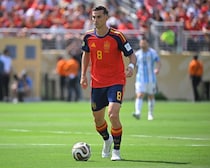 「寿司！ 寿司！」CLとＷ杯を制したスペイン代表MFの投稿に反響！ 妻と寄り添う２ショットなど「パートナー綺麗すぎ」「今年のバロンドールはあなた」