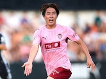 「スズキだけじゃない。誰もがサトウに夢中だ」19歳日本人MFへの期待感。イタリアメディアがプレースタイルも分析「じっとしているのを好まない」