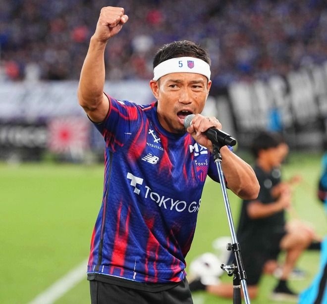 「開幕戦で見た光景は忘れない」平愛梨が涙。感銘を受けたFC東京サポの写真を共有。W杯後「心ここに在らず」だった夫の長友佑都は…