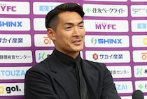 槙野監督のデスクにまさかの置物…そこには“別班”の二文字。ユーモア炸裂の勝利宣言にファン大注目「奥さんは乃木のお母さん」