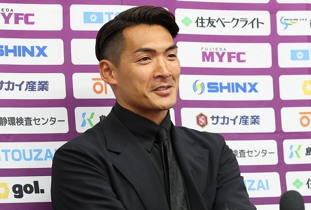 槙野監督のデスクにまさかの置物…そこには“別班”の二文字。ユーモア炸裂の勝利宣言にファン大注目「奥さんは乃木のお母さん」