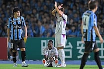 わずか11分で無念…京都FWアレックス・ソウザが右ひざを負傷か。手で顔を覆い涙、担架で運ばれる
