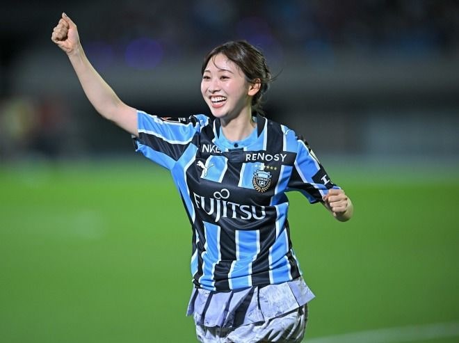 「太ももの筋肉すごすぎる」「アスリートなのよ」元日向坂46女優がJリーグ登場で話題！ 披露した“美シュート”にSNS驚嘆「フォームが中村憲剛」「がち上手かった」