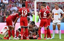 「何とも衝撃的な瞬間だった」バイエルンのドイツ代表MFが突然ピッチに倒れ込む。現地は騒然「相手選手との接触がないまま…」