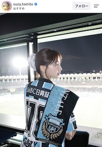 「えっ、天使～」美しすぎるシュートフォームでも話題沸騰！ 元アイドルのJ１クラブユニ“全身コーデ”にファン熱視線「ほんとかわいい」「めっちゃ似合ってる」