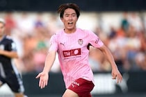 「なんて簡単にやってのけるんだ…」バレンシアの19歳日本人が魅せた“おしゃれ弾”を現地ファン絶賛！「やばすぎる」「チームで最も優れた選手」