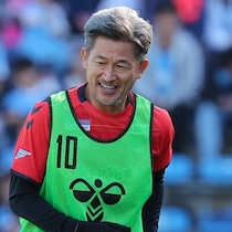 三浦知良が決めた！ 天皇杯１回戦、正確な一撃をゴール左に突き刺し、先制弾！ さらに追加点も！