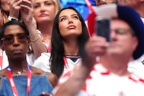 「マジで超絶美女なんだが！」ベリンガムの28歳恋人が大胆に魅せた“透け透けドレス”姿に賛辞殺到！「我らが女王よ」「大人の色気が半端ない」