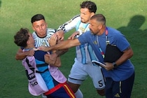 「FIFAは激怒した」「暴れん坊に厳罰」Ｗ杯決勝で乱闘に絡んだパレデスらの出場停止＆罰金が確定→英紙はあらためて辛辣批評「醜い騒動だった」