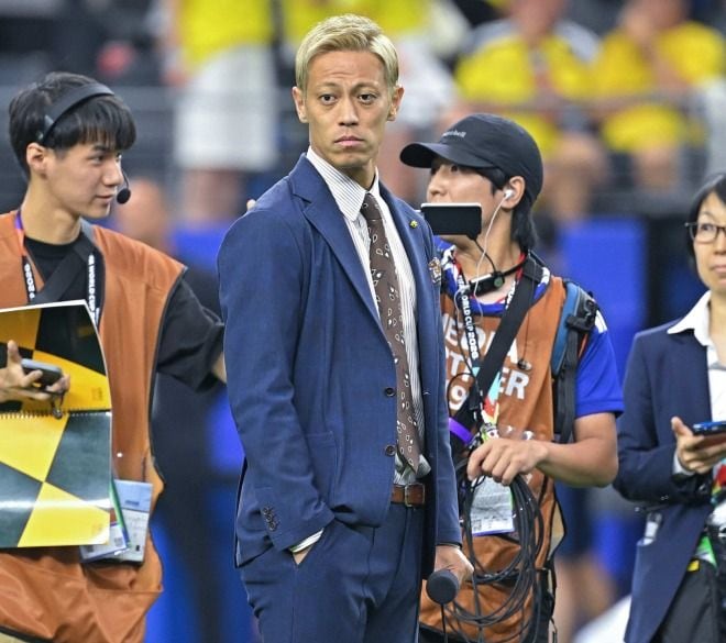 「アルビレックスやん」「素敵です」40歳・本田圭佑の新天地ユニ姿に反響!現地到着にファンは熱狂「凄い選手が来た」「レジェンドだ」