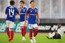 清水戦では巻かず、神戸戦では左腕に。マリノス喜田拓也がもうひとりのキャプテン天野純から腕章を受け取った真の理由とは