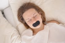 「口閉じテープ」して眠る人々　専門家の見解は？